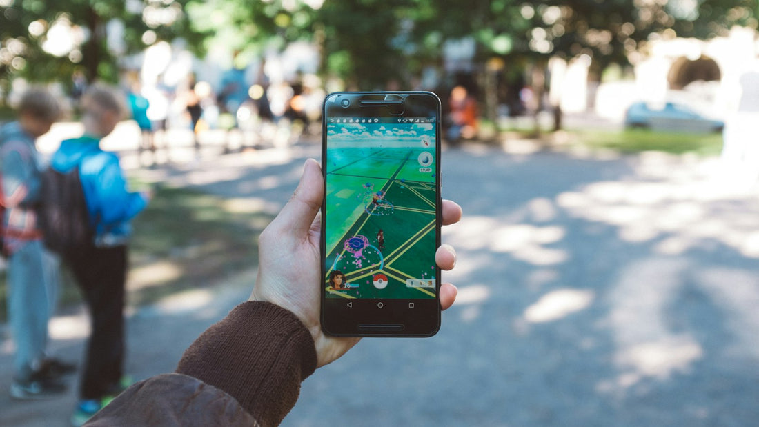 Persona jugando Pokémon GO en un parque