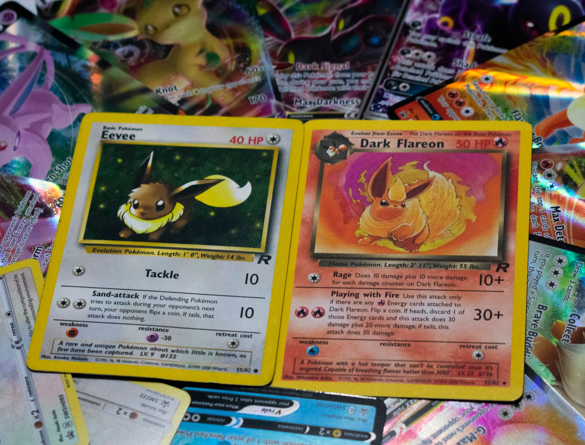 Pack de inicio Pokémon TCG: lote de 100 cartas originales surtidas más 65 sleeves oficiales - Mundo Saidok Chile